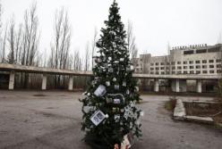 В Припяти впервые с момента аварии на ЧАЭС установили новогоднюю елку (фото)