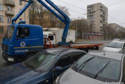 У Дніпрі поліцейський пошкодив вісім авто під час евакуації: розпочато службове розслідування