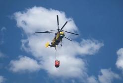 Удар по складу великої логістичної компанії на Броварщині: авіація ДСНС скинула 34 тони води (відео)
