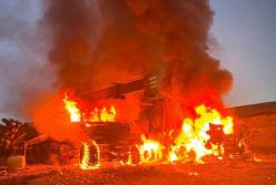 У Миколаєві прогримів вибух, почалася пожежа (відео)
