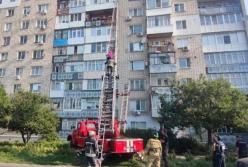 В Бердянске выпавшая с девятого этажа женщина зацепилась за подоконник