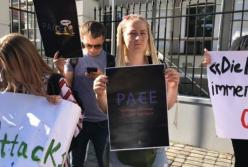 В Киеве пикетируют посольства стран, снявших санкции с России в ПАСЕ (фото)