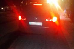 На Закарпатье автомобиль от удара в опору вылетел на женщину и двух детей на обочине