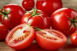 Медики рассказали, кому особенно полезно есть помидоры