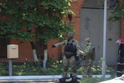 В Одесской колонии бунт, здание горит: около 15 заключенных сбежали (фото, видео)
