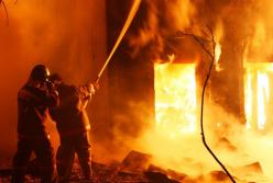 В центре Киева загорелась элитная многоэтажка (видео)