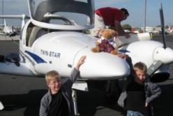 Школьник из-под носа диспетчеров угнал самолет и улетел в город любви