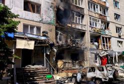 У Павлограді російський дрон протаранив 9-поверхівку, є постраждалі та перша жертва атаки: відео прильоту
