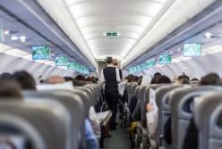 В Испании девушку сняли с рейса из-за глубокого декольте (фото)