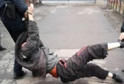 На Сумщине копы наступили коленом на шею мужчине с инвалидностью (фото)