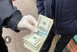 Экс-полицейского и его родственника будут судить за вымогательство 4 тысяч долларов со студентов