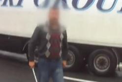 В Черниговской области водитель фуры бросался с ломом на полицейских (видео)