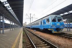 "Укрзализныця" продолжила маршрут двух пригородных поездов из Киева