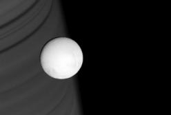 Астрономы NASA показали замерзшую поверхность луны Сатурна (фото)