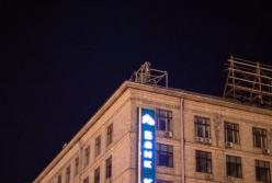 В Киеве парень пять часов просидел на краю крыши, угрожая спрыгнуть (видео)  