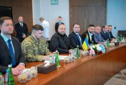 Буданов - по центру: з'явилися перші фото з переговорів в Абу-Дабі