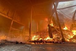 Кадри наче з пекла: з’явилось відео зі складів АТБ у Дніпрі після влучання шахеда