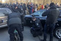 Протесты под Радой: пострадали 17 полицейских, задержаны 26 человек