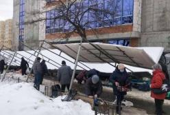В Киеве на головы людей упал железный навес (фото)