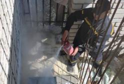 В Умани хасиды разожгли на балконе костер для приготовления обеда