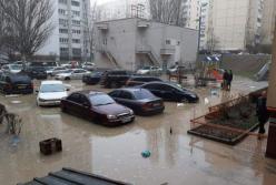 В Киеве затопило парковку с десятками авто (фото)