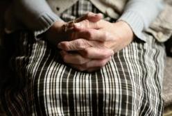 На Буковине мужчина избил и изнасиловал 77-летнюю женщину