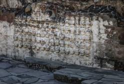 Археологи обнаружили новую часть ацтекской башни черепов в Мехико