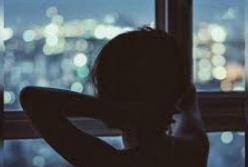 В Киеве молодая девушка выпрыгнула из окна (фото)