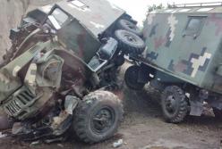 На Харьковщине военный ЗИЛ протаранил мост, есть пострадавшие (фото)