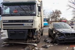 В Днепре столкнулись фура и легковушка: пострадали два человека (фото, видео)
