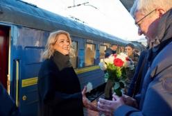 До Києва прибуло 26 іноземних "ожеледиць": зупинились швидкі, а пасажирів висаджують з транспорту (відео)