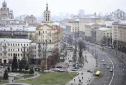 В центре Киева массово эвакуируют автомобили (фото) 