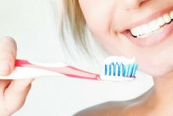 Стоматологи назвали продукт, который может заменить чистку зубов