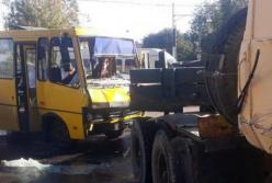 В Днепре столкнулись маршрутка и фура: пострадали более 10 человек (фото)