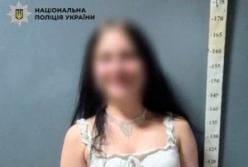 Киянка вибила двері магазину ногами через відмову продати алкоголь: їй повідомили про підозру