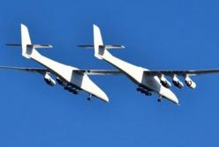 В США успешно испытали двухфюзеляжный самолет (видео)