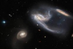 Hubble обнаружил три сталкивающиеся галактики