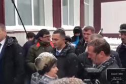 "Три года нет горячей воды": в России пенсионерка встала на колени перед Медведевым (видео)