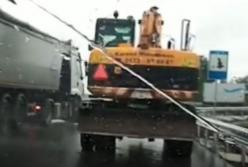На трассе Киев-Одесса задержали пьяного водителя экскаватора