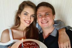 Телеведучий Дмитро Комаров таки розлучається з дружиною: у судовому реєстрі з’явився позов про розірвання шлюбу 