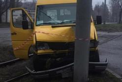 В Запорожье водитель маршрутки умер за рулем: микроавтобус влетел в столб (фото)