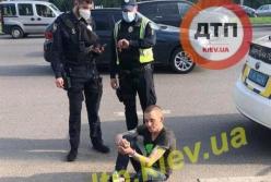 В Киеве мужчина пытался принять наркотики в авто патрульных (фото)
