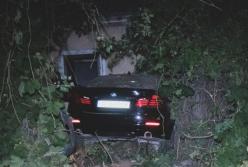 В Днепре BMW влетел в заброшенное здание