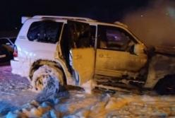 В Николаеве на парковке подожгли внедорожник (фото)