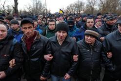 В Новых Санжарах столкновения из-за прибытия эвакуированных из Китая (трансляция)