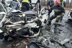 Авто превратилось в кучу металлолома: на трассе Киев-Чоп произошло ужасное ДТП (фото, видео)
