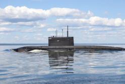 Подводная лодка России проводит учения в Черном море