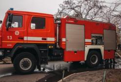 В Киеве горело админздание, людей эвакуировали через окна (фото)