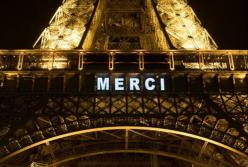На Эйфелевой башне высветилось слово Merci в благодарность медикам (фото)