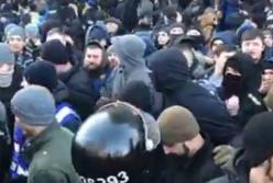 Под Радой произошли столкновения протестующих с силовиками (видео)